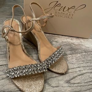 Badgley Mischka Gold Glitter Special Occasion Wedges🤍🥂